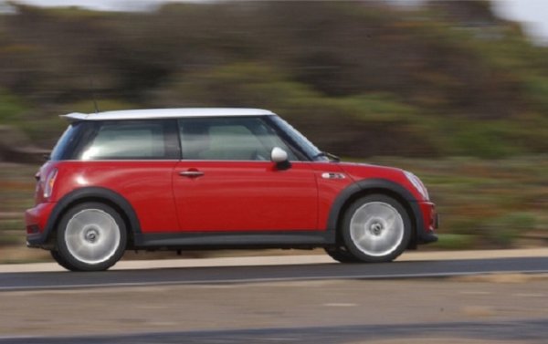 Дайте тези партийни куфари - да купя на пет..., пееше Хазарта. Колкото повече остарява, толкова по-готин изглежда този пълен римейк на оригинала от 1959 г. Мъникът безпогрешно следва своето вдъхновение, но успява да е модерен. И точно като своя предшественик - с перфектни пропорции. 
